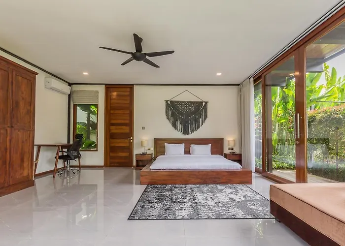 Tropical 5 Bedroom In The Heart Of Villa Canggu (Bali)